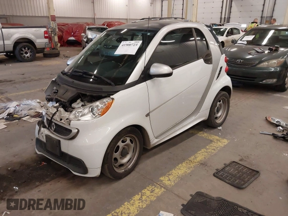 2015 Smart fortwo Passion with VIN WMEEJ3BA1FK805997, listed as a IAAI auction lot 41900723 with 102,185 mi miles. Bid and sale history available at carsss.com. Image 18.