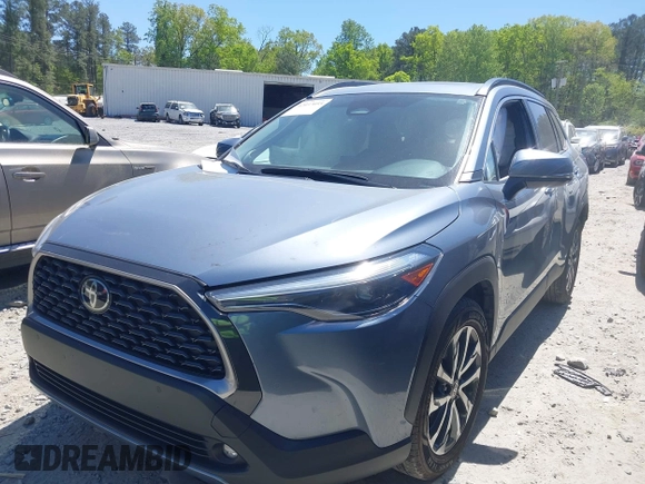 2023 Toyota Corolla Cross XLE z VIN 7MUDAABG7PV049417, wystawiony jako IAAI lot #42037055 z przebiegiem 28 325 mil mil oraz . Historia ofert i sprzedaży dostępna na DreamBid. Obrazek 2.