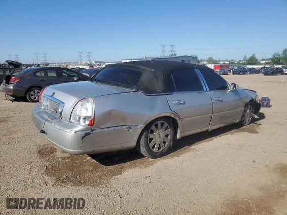 2004 Lincoln Town Car Ultimate z VIN 1LNHM83W94Y625182, wystawiony jako Copart lot #55632185 z przebiegiem 179 597 mil mil oraz Szkoda całkowita • Salvage title. Historia ofert i sprzedaży dostępna na DreamBid. Obrazek 3.