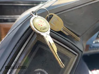 1984 Cadillac DeVille z VIN 1G6AM6989E9064371, wystawiony jako IAAI lot #42365461 z przebiegiem 42 401 mil mil oraz . Historia ofert i sprzedaży dostępna na DreamBid. Obrazek 11.