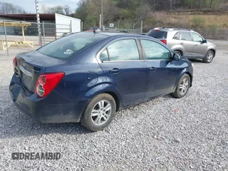 2015 Chevrolet Sonic LT z VIN 1G1JC5SH2F4114880, wystawiony jako IAAI lot #41911106 z przebiegiem 148 429 mil mil oraz . Historia ofert i sprzedaży dostępna na DreamBid. Obrazek 4.