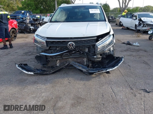 2022 Volkswagen Taos SE z VIN 3VVTX7B2XNM025588, wystawiony jako IAAI lot #39670650 z przebiegiem 45 817 mil mil oraz . Historia ofert i sprzedaży dostępna na DreamBid. Obrazek 6.