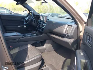 2023 Nissan Pathfinder SV z VIN 5N1DR3BD8PC223755, wystawiony jako IAAI lot #42077555 z przebiegiem 73 381 mil mil oraz . Historia ofert i sprzedaży dostępna na DreamBid. Obrazek 5.