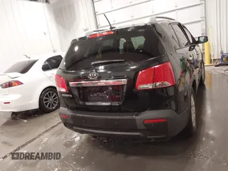 2013 Kia Sorento LX z VIN 5XYKTCA62DG338648, wystawiony jako IAAI lot #42352573 z przebiegiem 164 486 mil mil oraz . Historia ofert i sprzedaży dostępna na DreamBid. Obrazek 16.