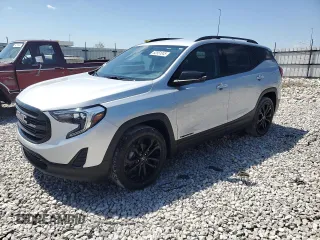 2021 GMC Terrain SLE z VIN 3GKALMEV0ML356825, wystawiony jako Copart lot #52951045 z przebiegiem 81 370 mil mil oraz Szkoda całkowita • Salvage title. Historia ofert i sprzedaży dostępna na DreamBid. Obrazek 1.