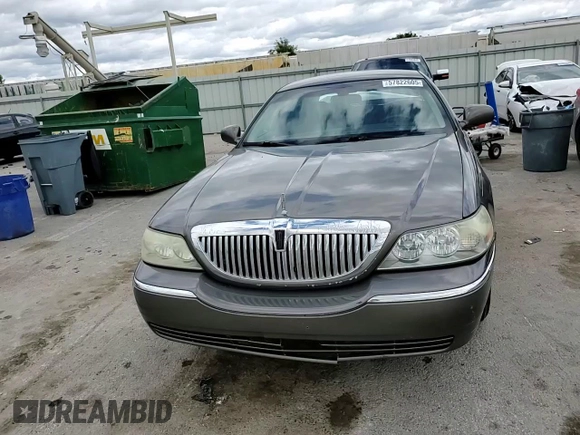 2003 Lincoln Town Car Executive z VIN 1LNHM81W53Y621146, wystawiony jako Copart lot #57822605 z przebiegiem 234 384 mil mil oraz Szkoda całkowita • Salvage title. Historia ofert i sprzedaży dostępna na DreamBid. Obrazek 13.