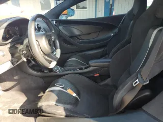2017 McLaren 570S z VIN SBM13DAA6HW002345, wystawiony jako Copart lot #69572144 z przebiegiem 22 164 mil mil oraz Szkody całkowita. Historia ofert i sprzedaży dostępna na DreamBid. Obrazek 7.