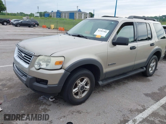 2006 Ford Explorer XLT z VIN 1FMEU73E56UB74573, wystawiony jako IAAI lot #42383380 z przebiegiem 224 359 mil mil oraz . Historia ofert i sprzedaży dostępna na DreamBid. Obrazek 2.