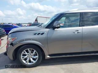 2012 Infiniti QX56 7-passenger z VIN JN8AZ2NF9C9517675, wystawiony jako IAAI lot #42138696 z przebiegiem 129 478 mil mil oraz . Historia ofert i sprzedaży dostępna na DreamBid. Obrazek 18.