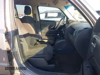 2016 Jeep Patriot Latitude z VIN 1C4NJPFB6GD789150, wystawiony jako IAAI lot #41580696 z przebiegiem 156 848 mil mil oraz . Historia ofert i sprzedaży dostępna na DreamBid. Obrazek 5.