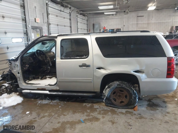 2010 Chevrolet Suburban LS with VIN 1GNUKHE30AR158386, listed as a IAAI auction lot 41569782 with 1 mi miles. Bid and sale history available at carsss.com. Image 14.