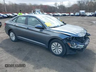 2019 Volkswagen Jetta S z VIN 3VWC57BU4KM018358, wystawiony jako IAAI lot #42038577 z przebiegiem 57 043 mil mil oraz . Historia ofert i sprzedaży dostępna na DreamBid. Obrazek 1.