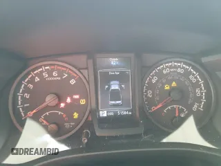 2020 Toyota Tacoma SR z VIN 3TYSX5EN1LT000617, wystawiony jako Copart lot #55799205 z przebiegiem 51 584 mil mil oraz Szkoda całkowita • Salvage title. Historia ofert i sprzedaży dostępna na DreamBid. Obrazek 9.
