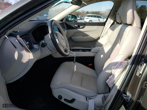 2019 Volvo XC60 Momentum with VIN LYV102DK3KB252102, listed as a Copart auction lot 82274704 with 0 mi miles and Salvage Title. Bid and sale history available at carsss.com. Image 7.