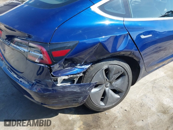 2018 Tesla Model 3 Long Range Battery z VIN 5YJ3E1EA4JF078080, wystawiony jako IAAI lot #41688015 z przebiegiem 97 886 mil mil oraz . Historia ofert i sprzedaży dostępna na DreamBid. Obrazek 6.