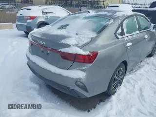 2022 Kia Forte LXS z VIN 3KPF24AD5NE458225, wystawiony jako IAAI lot #41572671 z przebiegiem 24 009 mil mil oraz . Historia ofert i sprzedaży dostępna na DreamBid. Obrazek 4.