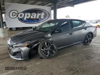 2023 Nissan Altima SR z VIN 1N4BL4CV6PN370502, wystawiony jako Copart lot #60439565 z przebiegiem 43 855 mil mil oraz Czysty tytuł • Clean title. Historia ofert i sprzedaży dostępna na DreamBid. Obrazek 1.