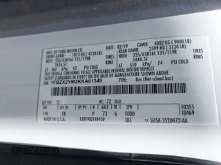2019 Ford Transit Passenger XL z VIN 1FBZX2YM2KKA61349, wystawiony jako IAAI lot #42342349 z przebiegiem 106 593 mil mil oraz . Historia ofert i sprzedaży dostępna na DreamBid. Obrazek 9.