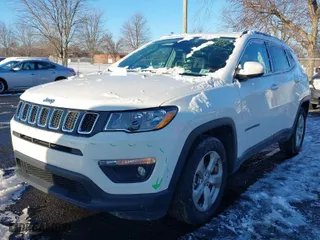 2021 Jeep Compass Altitude with VIN 3C4NJCBB4MT592370, listed as a IAAI auction lot 41263943 with 61,612 mi miles. Bid and sale history available at carsss.com. Image 2.