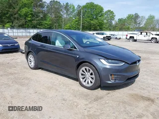 2017 Tesla Model X 90D z VIN 5YJXCBE20HF070235, wystawiony jako IAAI lot #42099344 z przebiegiem 57 686 mil mil oraz . Historia ofert i sprzedaży dostępna na DreamBid. Obrazek 1.