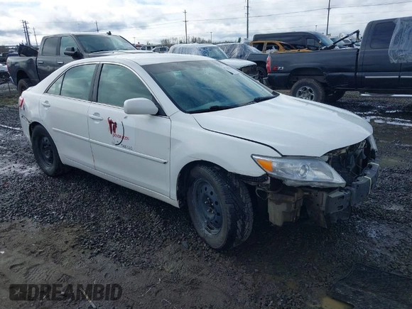 2011 Toyota Camry LE z VIN 4T1BF3EK8BU728563, wystawiony jako IAAI lot #41783543 z przebiegiem 294 062 mil mil oraz . Historia ofert i sprzedaży dostępna na DreamBid. Obrazek 1.