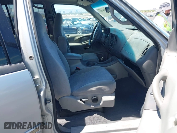 1999 Ford Expedition XLT z VIN 1FMPU18L8XLA69627, wystawiony jako IAAI lot #42847569 z przebiegiem Nie podano mil oraz . Historia ofert i sprzedaży dostępna na DreamBid. Obrazek 5.