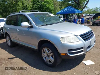 2005 Volkswagen Touareg 4.2L V8 z VIN WVGZM77L15D080697, wystawiony jako IAAI lot #42399779 z przebiegiem 138 040 mil mil oraz . Historia ofert i sprzedaży dostępna na DreamBid. Obrazek 1.