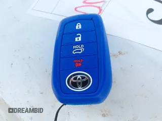 2022 Toyota Corolla Cross LE z VIN 7MUBAAAG5NV028801, wystawiony jako IAAI lot #42144175 z przebiegiem 22 715 mil mil oraz . Historia ofert i sprzedaży dostępna na DreamBid. Obrazek 11.