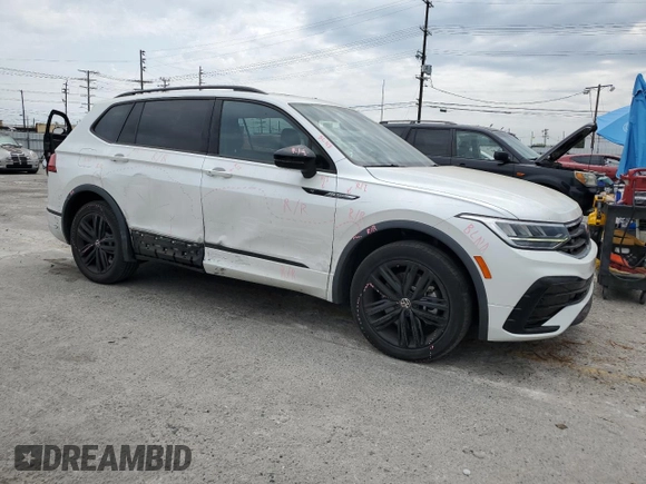 2022 Volkswagen Tiguan SE R-Line Black with VIN 3VVCB7AXXNM109437, listed as a Copart auction lot 59607495 with 30,985 mi miles and Salvage title. Bid and sale history available at DreamBid. Image 4.