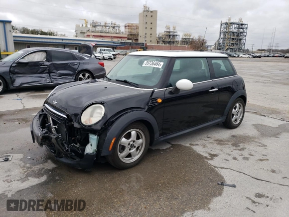 2011 MINI Hardtop z VIN WMWSU3C57BTX97044, wystawiony jako Copart lot #43625955 z przebiegiem 15 401 mil mil oraz Szkody całkowita. Historia ofert i sprzedaży dostępna na DreamBid. Obrazek 1.