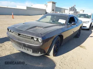 2017 Dodge Challenger SXT z VIN 2C3CDZAGXHH536595, wystawiony jako IAAI lot #41375622 z przebiegiem 103 915 mil mil oraz . Historia ofert i sprzedaży dostępna na DreamBid. Obrazek 18.