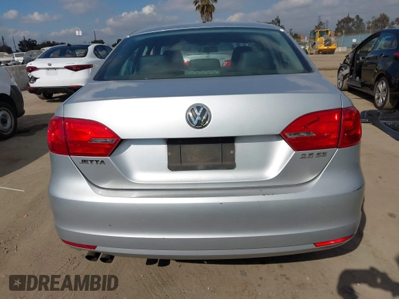 2013 Volkswagen Jetta Sedan SE with VIN 3VWDP7AJ9DM218211, listed as a IAAI auction lot 41493793 with 211,789 mi miles. Bid and sale history available at carsss.com. Image 16.