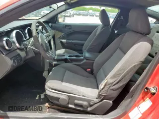 2005 Ford Mustang Deluxe z VIN 1ZVFT80N955154676, wystawiony jako Copart lot #61267825 z przebiegiem 191 439 mil mil oraz Czysty tytuł • Clean title. Historia ofert i sprzedaży dostępna na DreamBid. Obrazek 7.