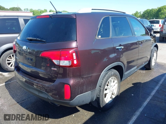 2015 Kia Sorento LX with VIN 5XYKTCA6XFG592482, listed as a IAAI auction lot 41995626 with 154,865 mi miles. Bid and sale history available at carsss.com. Image 4.