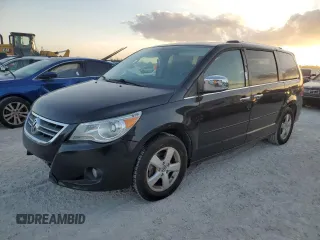 2013 Volkswagen Routan z VIN 2C4RVADG8DR725749, wystawiony jako Copart lot #77624324 z przebiegiem 156 557 mil mil oraz Tytuł czysty. Historia ofert i sprzedaży dostępna na DreamBid. Obrazek 1.
