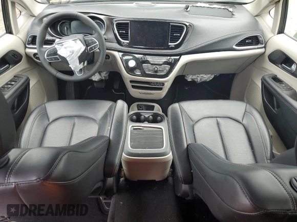 2024 Chrysler Pacifica Hybrid Select with VIN 2C4RC1S7XRR130577, listed as a Copart auction lot 58790055 with 30,530 mi miles and Clean title. Bid and sale history available at DreamBid. Image 8.