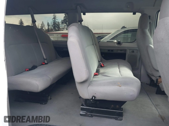 2010 Ford Econoline Passenger XL z VIN 1FBNE3BL9ADA74175, wystawiony jako IAAI lot #41456212 z przebiegiem 125 449 mil mil oraz . Historia ofert i sprzedaży dostępna na DreamBid. Obrazek 8.
