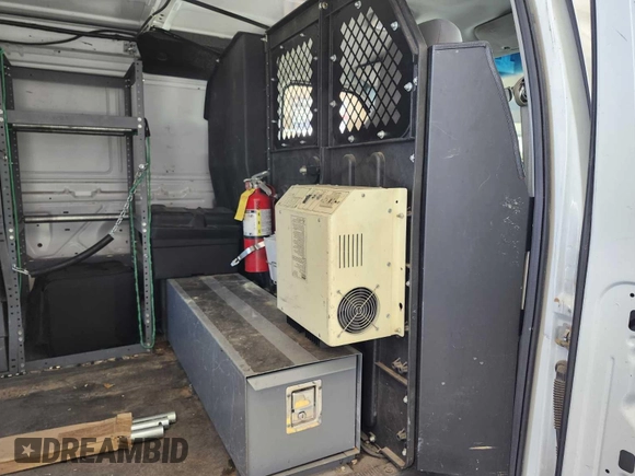 2009 Ford Econoline Cargo z VIN 1FTNE24L39DA13631, wystawiony jako IAAI lot #42563186 z przebiegiem 140 603 mil mil oraz . Historia ofert i sprzedaży dostępna na DreamBid. Obrazek 19.
