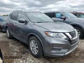 2020 Nissan Rogue SV z VIN KNMAT2MT7LP522633, wystawiony jako Copart lot #53242945 z przebiegiem 126 468 mil mil oraz Szkoda całkowita • Salvage title. Historia ofert i sprzedaży dostępna na DreamBid. Obrazek 4.
