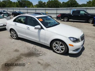2013 Mercedes-Benz C 300 Sport z VIN WDDGF8AB3DR244616, wystawiony jako Copart lot #63582305 z przebiegiem 138 043 mil mil oraz Czysty tytuł • Clean title. Historia ofert i sprzedaży dostępna na DreamBid. Obrazek 4.