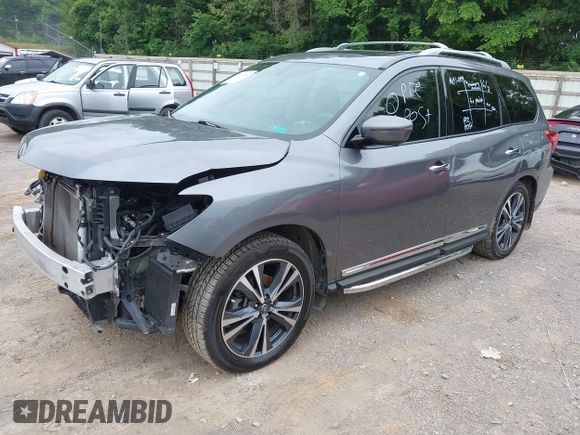 2020 Nissan Pathfinder Platinum z VIN 5N1DR2DM1LC585198, wystawiony jako IAAI lot #42451764 z przebiegiem 60 692 mil mil oraz . Historia ofert i sprzedaży dostępna na DreamBid. Obrazek 2.