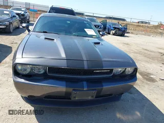 2013 Dodge Challenger SXT z VIN 2C3CDYAG9DH724917, wystawiony jako IAAI lot #41985775 z przebiegiem 123 565 mil mil oraz . Historia ofert i sprzedaży dostępna na DreamBid. Obrazek 12.