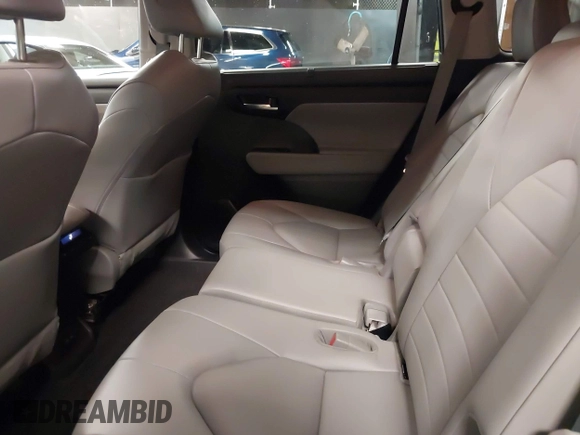 2023 Toyota Highlander L z VIN 5TDKDRBH2PS022528, wystawiony jako IAAI lot #42001557 z przebiegiem 29 527 mil mil oraz . Historia ofert i sprzedaży dostępna na DreamBid. Obrazek 8.