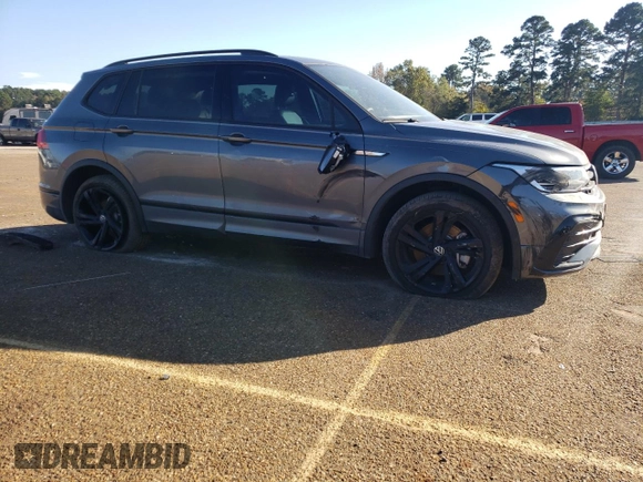 2024 Volkswagen Tiguan SE R-Line Black z VIN 3VVCB7AX2RM075323, wystawiony jako Copart lot #81290414 z przebiegiem 15 867 mil mil oraz Szkoda całkowita • Salvage title. Historia ofert i sprzedaży dostępna na DreamBid. Obrazek 4.