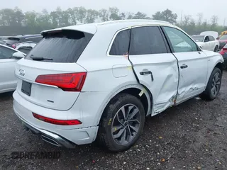 2023 Audi Q5 S line Premium Plus z VIN WA1EAAFY9P2089095, wystawiony jako IAAI lot #42263035 z przebiegiem 10 279 mil mil oraz . Historia ofert i sprzedaży dostępna na DreamBid. Obrazek 4.