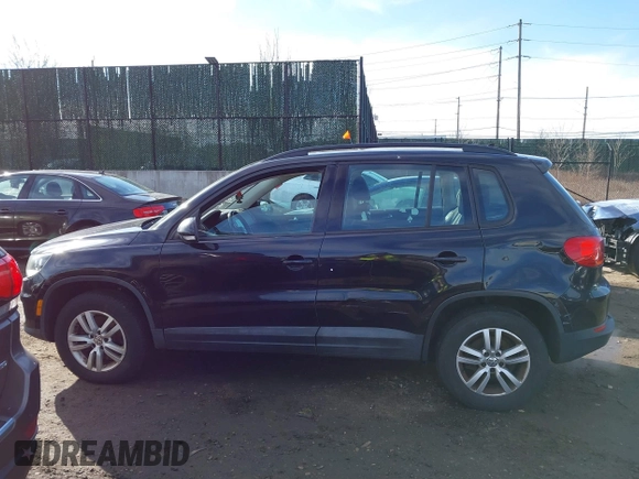 2015 Volkswagen Tiguan SE z VIN WVGAV7AX2FW593453, wystawiony jako IAAI lot #41658359 z przebiegiem 159 619 mil mil oraz . Historia ofert i sprzedaży dostępna na DreamBid. Obrazek 14.