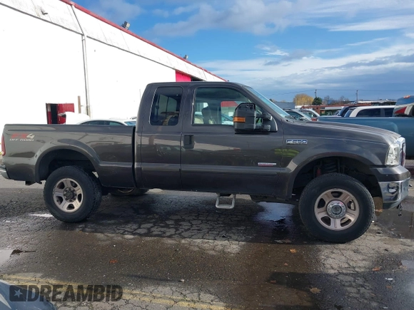 2006 Ford F-250 XL z VIN 1FTSX21PX6EA95609, wystawiony jako IAAI lot #40784632 z przebiegiem 248 193 mil mil oraz . Historia ofert i sprzedaży dostępna na DreamBid. Obrazek 13.