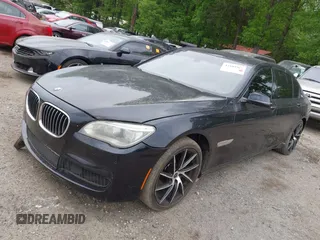 2013 BMW 7 Series 750Li z VIN WBAYE8C58DDE22378, wystawiony jako IAAI lot #42104967 z przebiegiem 156 421 mil mil oraz . Historia ofert i sprzedaży dostępna na DreamBid. Obrazek 2.