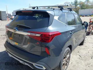 2021 Kia Seltos S z VIN KNDEUCAA7M7170551, wystawiony jako IAAI lot #42112245 z przebiegiem 50 300 mil mil oraz . Historia ofert i sprzedaży dostępna na DreamBid. Obrazek 4.