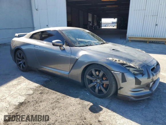 2010 Nissan GT-R Premium с VIN JN1AR5EF5AM231400, выставлен на аукционе Copart как лот 80461074 с пробегом 53 103 миль миль и Списание • Salvage title. История ставок и продаж доступна на DreamBid. Изображение 4.